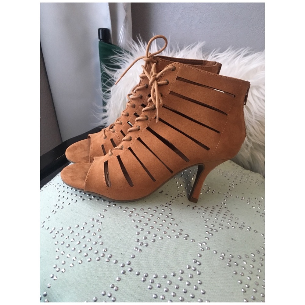 Tan strappy heels 🧡